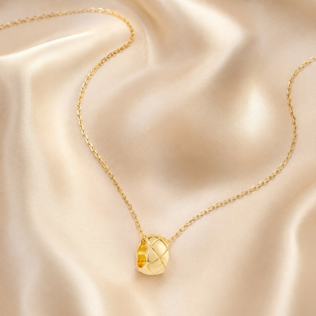 PARISTORY Gold-Tone Sculptural Pendant Necklace with Quilted Lattice Design